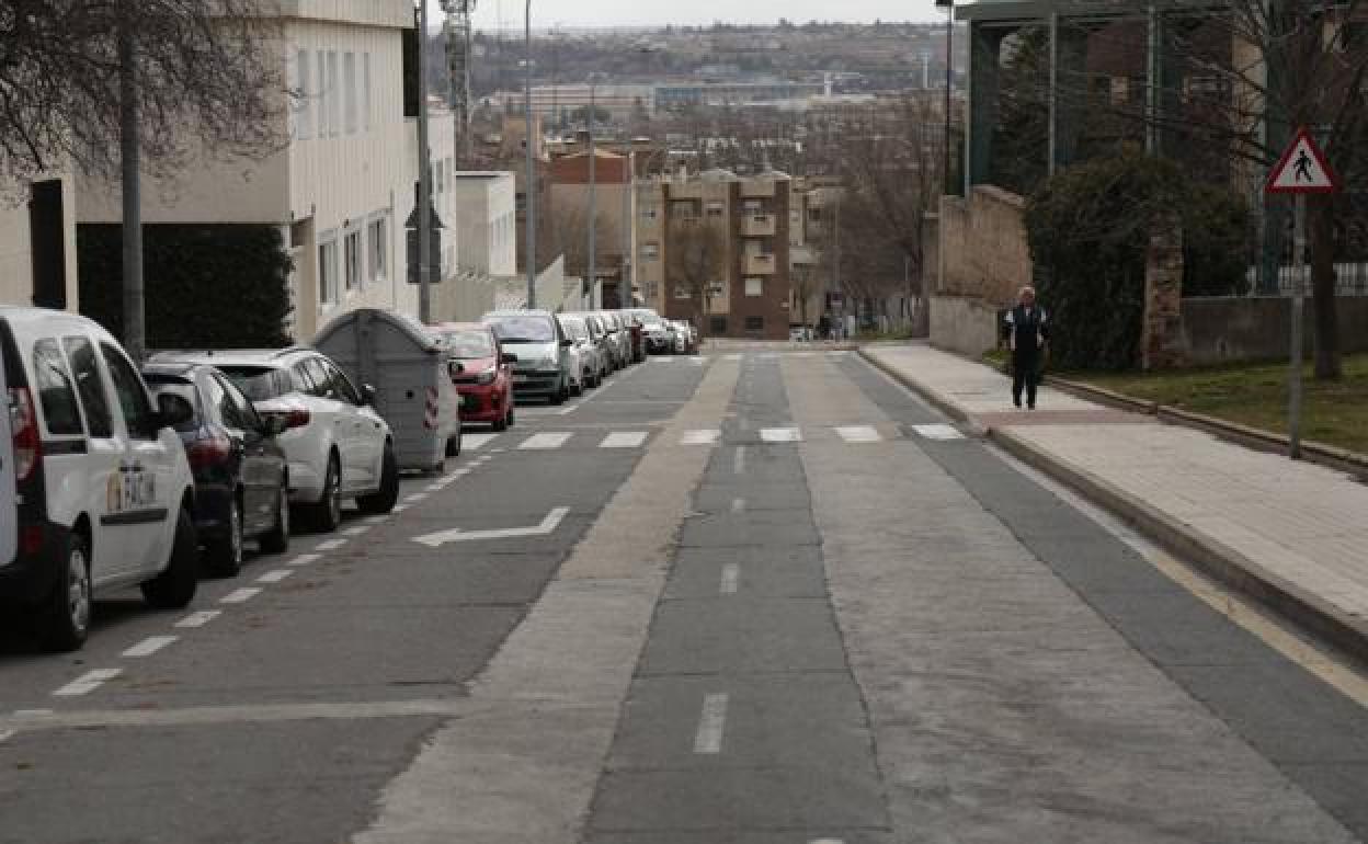 El asfalto de la calle Lugo se encuentra en mal estado y muestra las marcas de las últimas obras. 