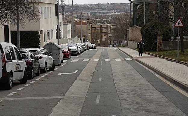 Los vecinos de Comuneros se cansan de los baches y reclaman asfaltado y mejora de aceras