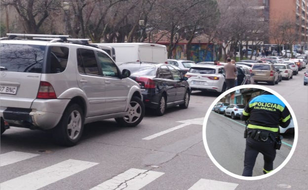 Doble fila en un centro escolar del centro de Salamanca, este viernes. 