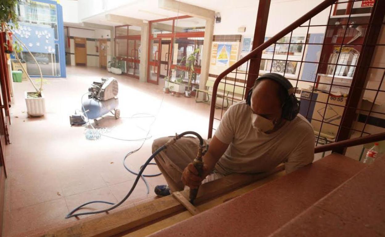 Un operario se emplea a fondo en unas obras de mejora anteriores en un colegio de la capital salmantina.