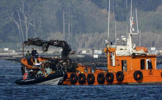 Reanudan el operativo para reflotar un &#039;narcosubmarino&#039; hundido en Pontevedra