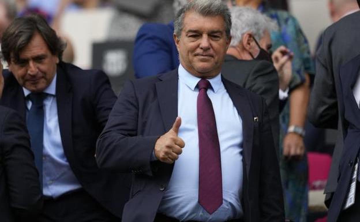 El presidente del FC Barcelona Joan Laporta (c).