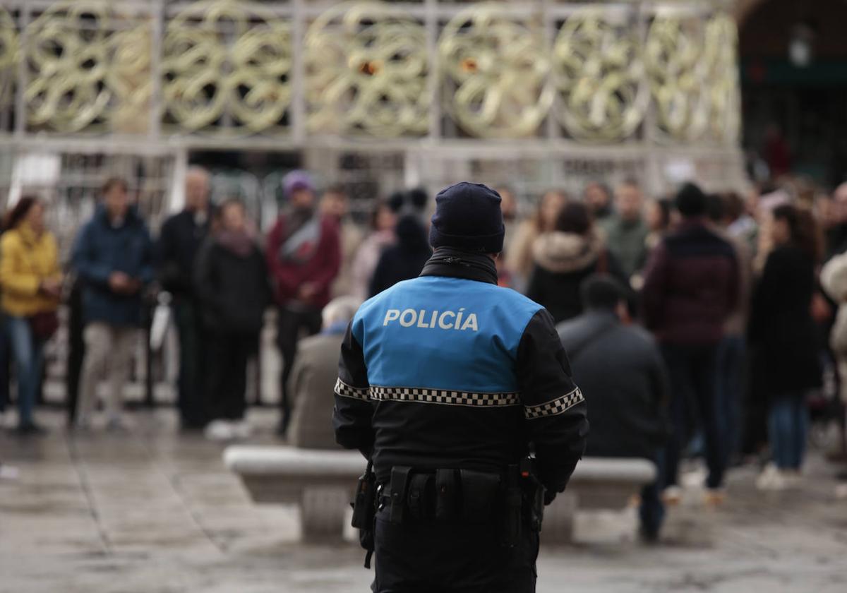 Ruidos y orinar en la calle no faltan en la Nochevieja de Salamanca para empezar el año