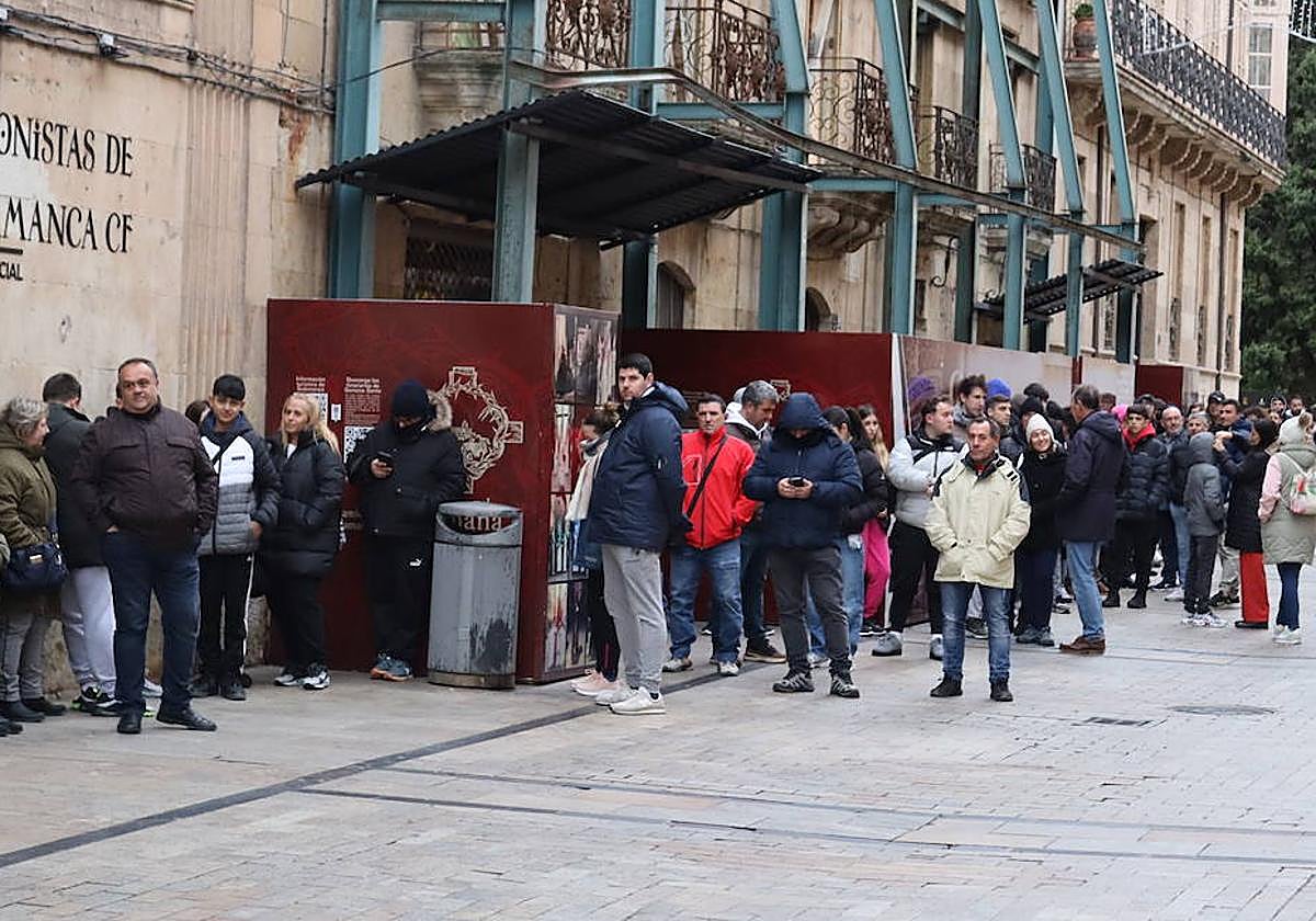 Gran cola en la sede de Unionistas para las últimas entradas ante el Villarreal