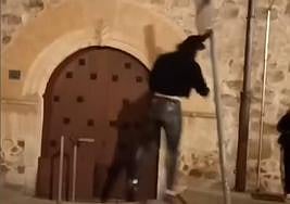 El joven se abalanza contra una señal en la calle Arroyo de Santo Domingo.