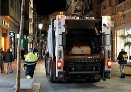 Un camión de la basura por una céntrica calle en Salamanca.
