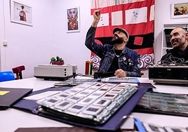 Felipe Piñuela y Javi Calvo, con las diapositivas en la sede de ZOES.