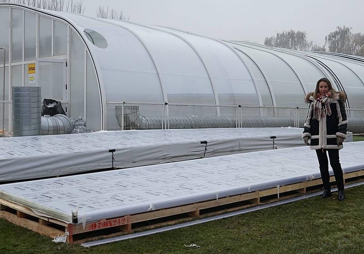 La concejal de Obras de Santa Marta, Marta Labrador, ante la cubierta de la piscina.