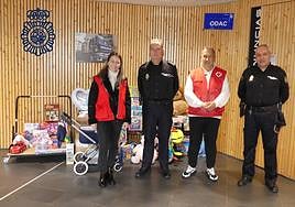 Entrega de los juguetes a Cruz Roja.