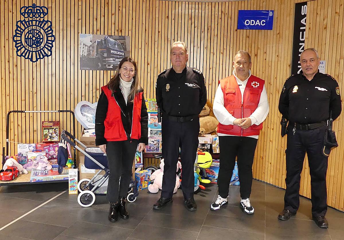 Entrega de los juguetes a Cruz Roja.
