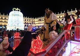 Gaspar bajando de su carroza en la Plaza Mayor.