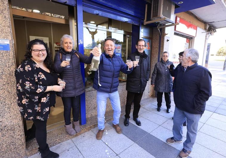 Los dueños del establecimiento celebran haber repartido el primer premio de El Niño.