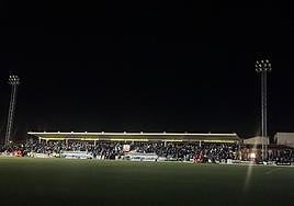 Aspecto del campo con las luces apagadas.