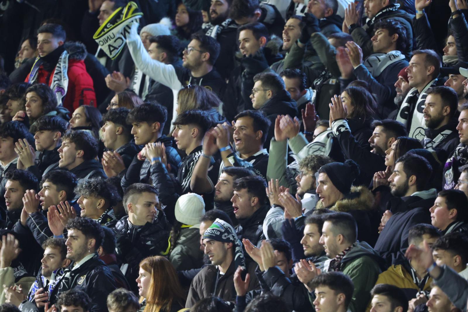 Las imágenes del aplazado Unionistas-Villarreal de la Copa del Rey por un apagón