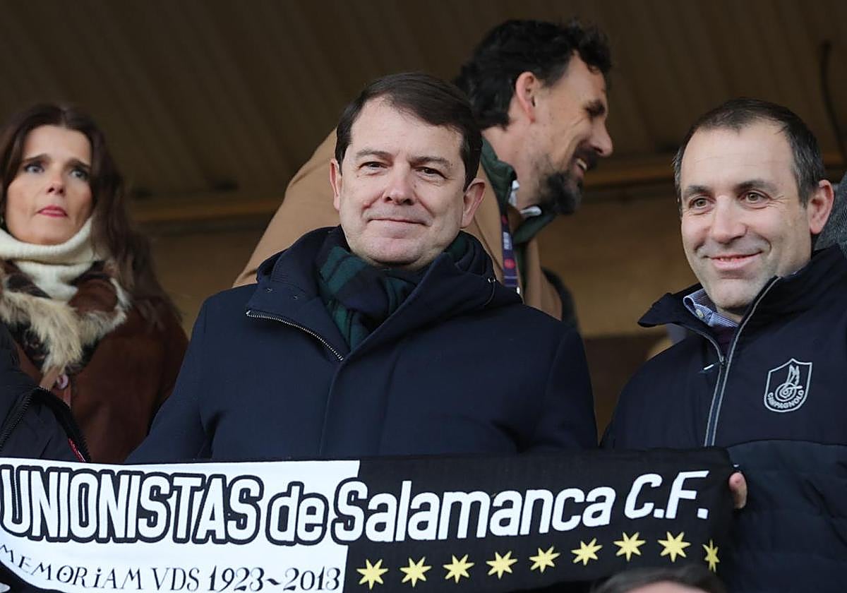 Alfonso Fernández Mañueco, presidente de la Junta, con una bufanda de Unionistas junto a Roberto Pescador, presidente del club charro.