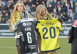 La hija y la exmujer de Antonio Díaz, con las camisetas de Unionistas y el Villarreal.