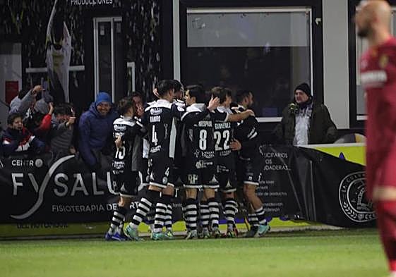 Los jugadores de Unionistas celebran el gol del empate.