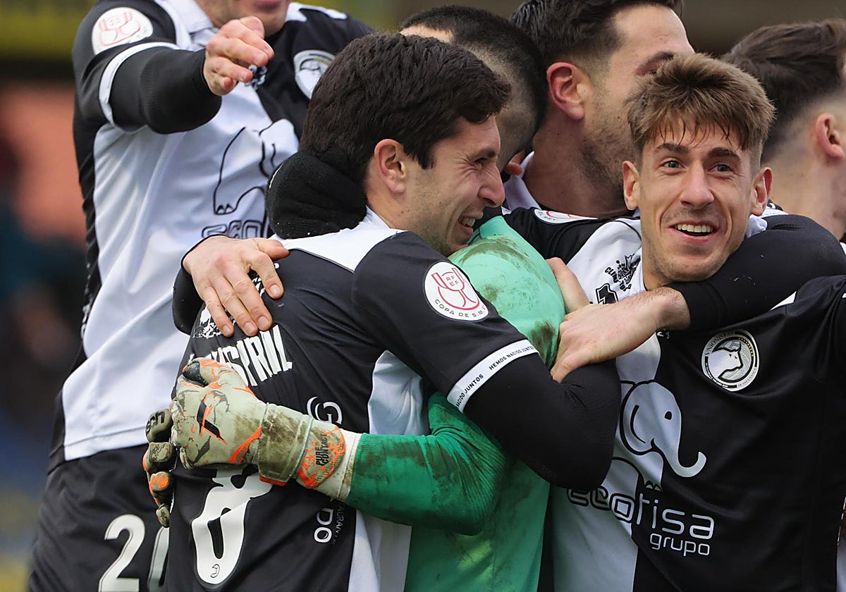 Los jugadores de Unionistas de Salamanca celebran el pase a la siguiente ronda