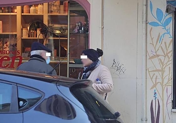 La detenida, intentando actuar con una posible victima.