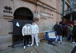 Los chavales que han puesto un sofá en la calle para hacer cola.