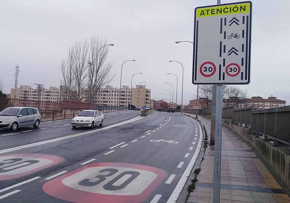 Señalización del nuevo carril de prioridad ciclista.