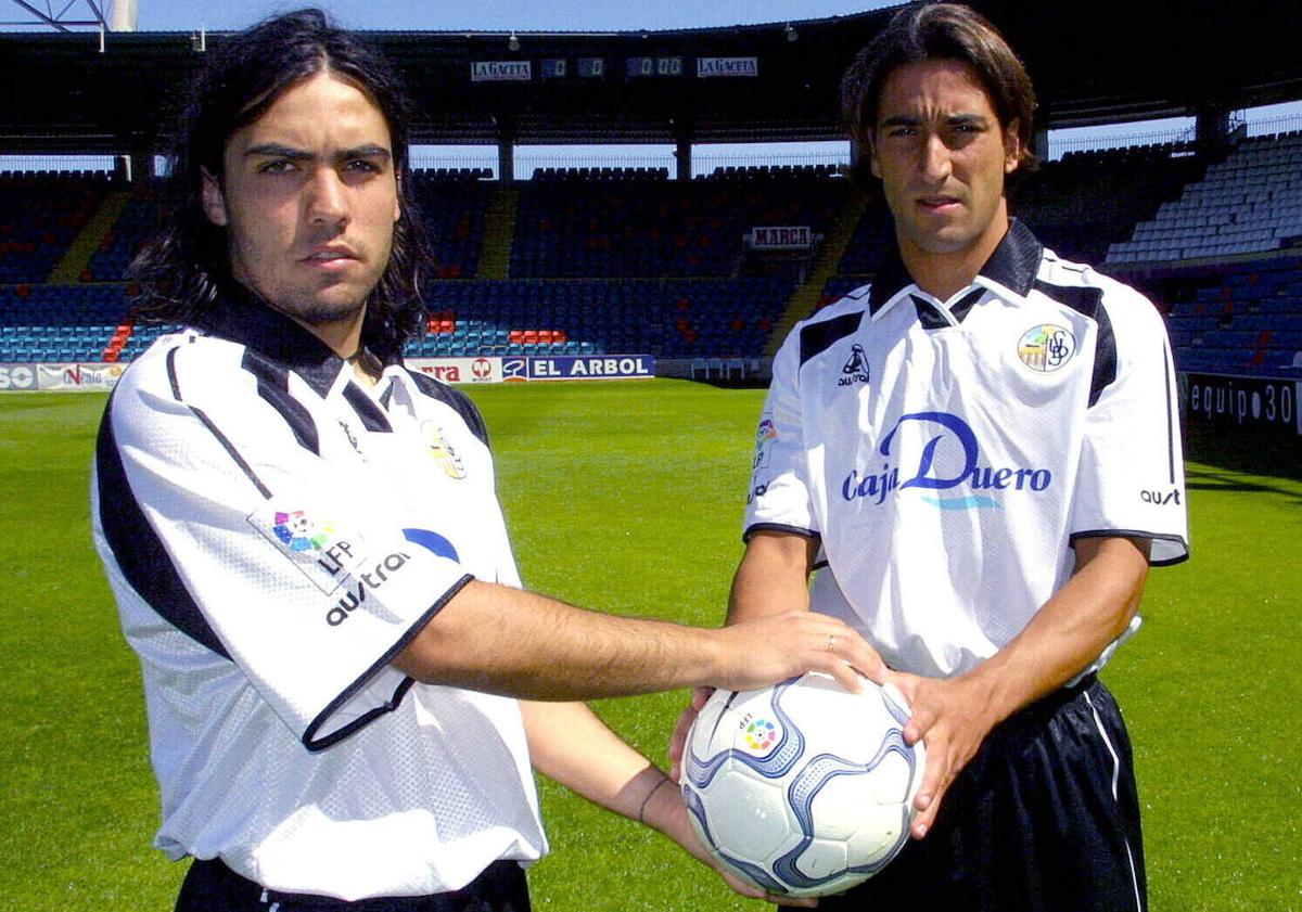 Imagen principal - El día de su presentación con la UDS, junto con Isma Santana; entrenando con Xavi en el Barça; y jugando con el Castellón, su equipo más estable.