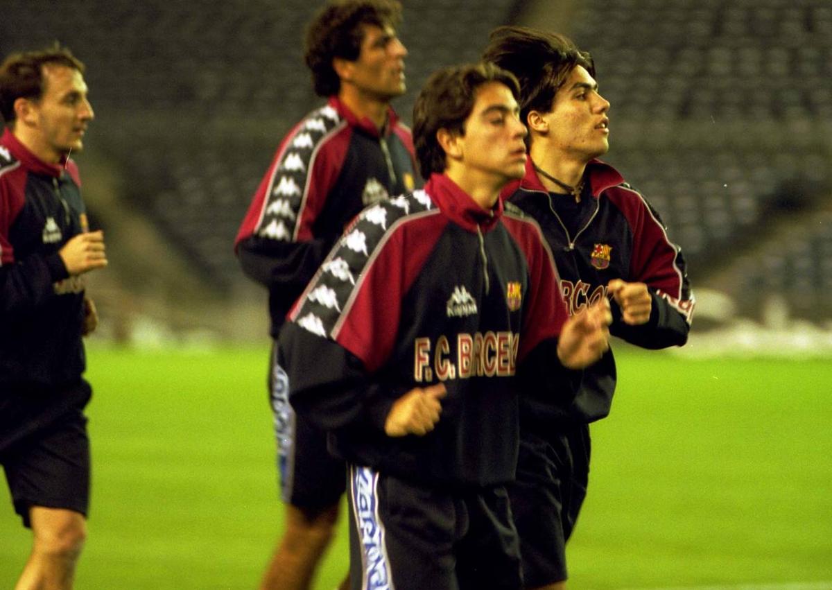 Imagen secundaria 1 - El día de su presentación con la UDS, junto con Isma Santana; entrenando con Xavi en el Barça; y jugando con el Castellón, su equipo más estable.