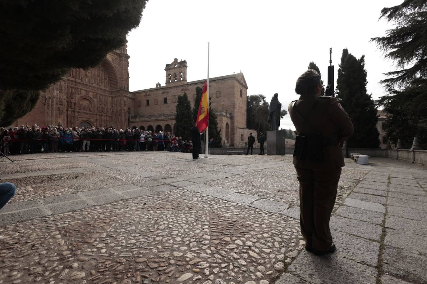 Salamanca regala a la Policía Nacional un solemne izado de bandera por sus 200 años