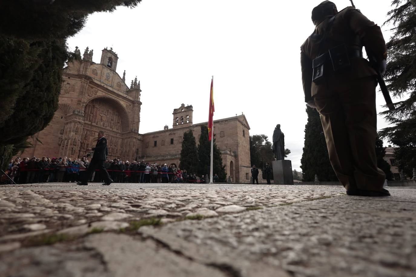 Salamanca regala a la Policía Nacional un solemne izado de bandera por sus 200 años