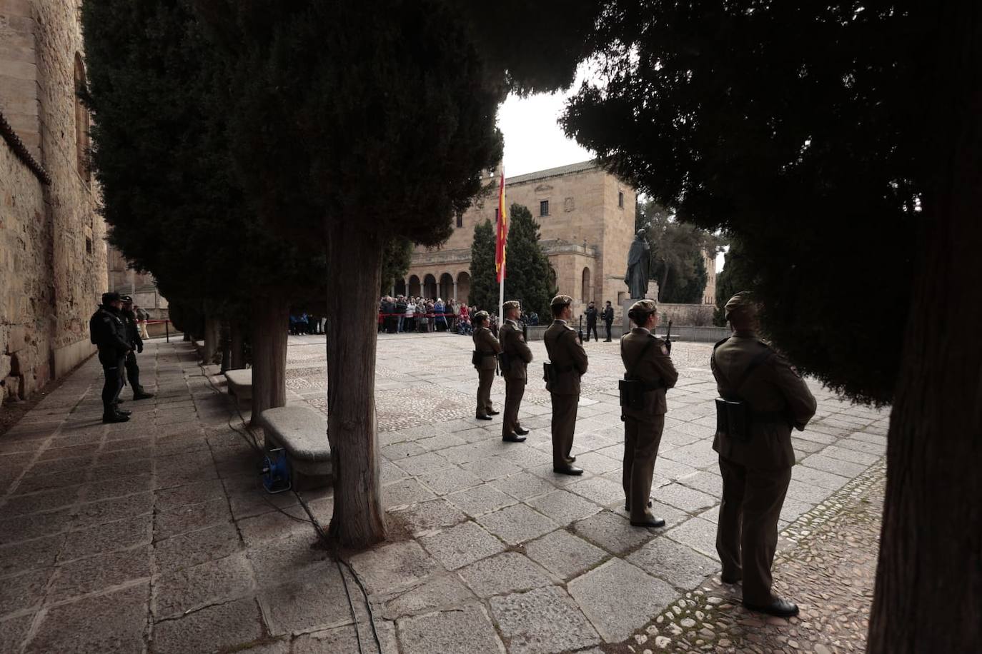 Salamanca regala a la Policía Nacional un solemne izado de bandera por sus 200 años