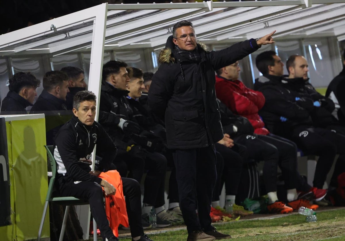 Dani Ponz dirige a los suyos en el partido ante el Rayo Majadahonda