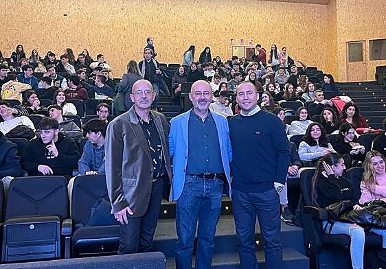 El concejal de Educación, Luis Sánchez Arévalo, visitó a los participantes en 'Con cierto aire filosófico'.