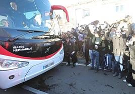 Llegada del autobús de Unionistas ante el Villarreal la pasada semana.