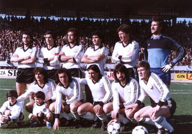 Once de la UDS ante el Barcelona en el año 1981, con Antonio como portero.