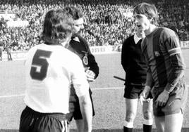 Robi y Cruyff, en una de sus dos visitas al Helmántico como jugador con el FC Barcelona, en el sorteo de campos de la temporada 1975-1976.