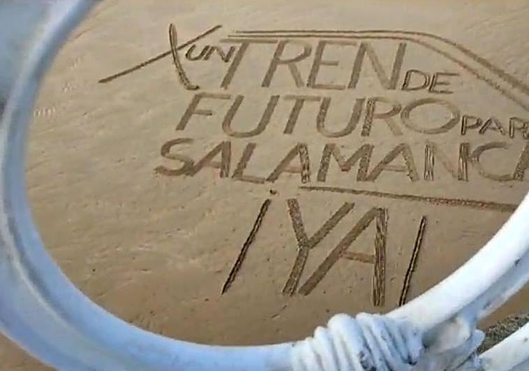 La reivindicación de un tren de futuro para Salamanca llega a la playa de la Concha