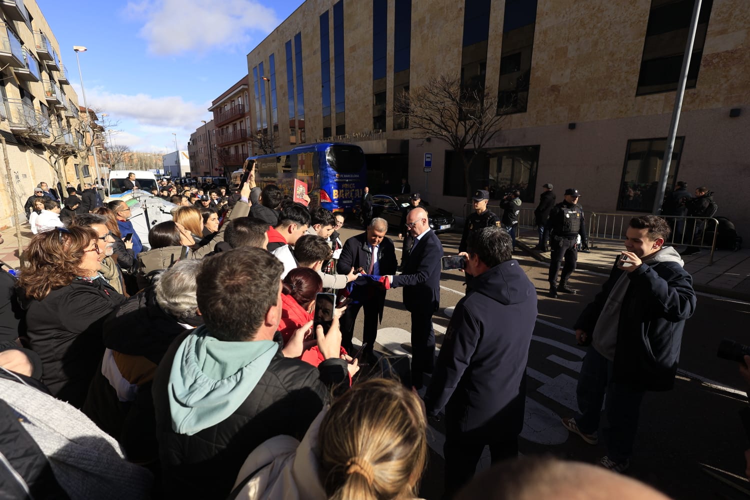Locura ante la llegada del FC Barcelona en Salamanca
