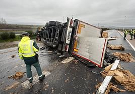 Un guardia civil, observando el camión siniestrado.