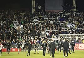 Los jugadores de Unionistas, aclamados al final del partido ante el Barcelona por la grada de animación.