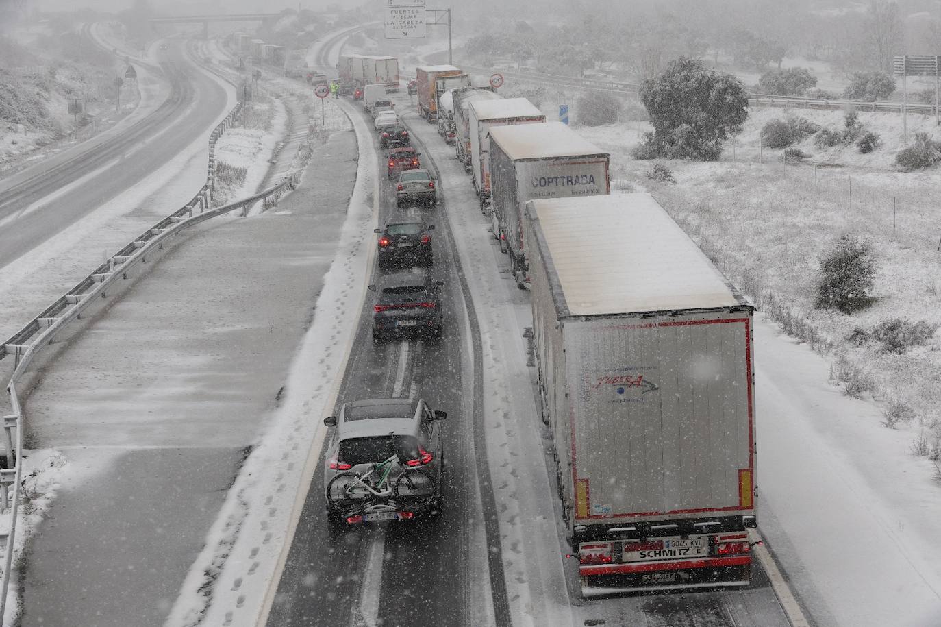 Atrapados varios vehículos en la A-66 por la nieve