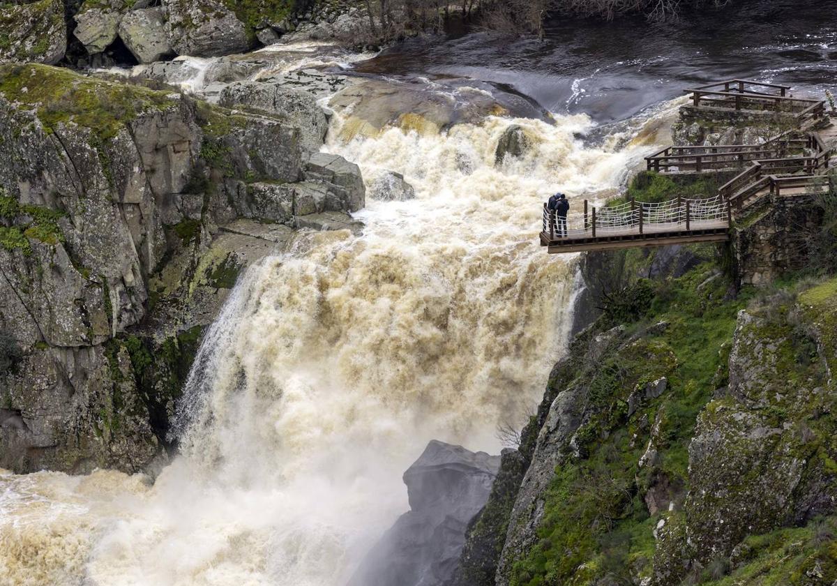 La cascada del Pozo de los Humos imponente tras las últimas lluvias