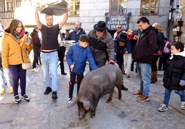 Personas con el marrano en La Alberca.