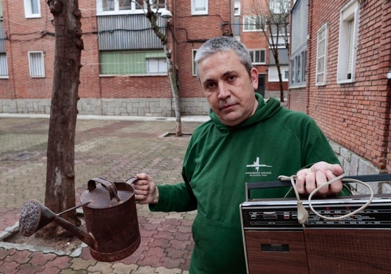 Andrés Hernández muestra dos objetos adquiridos a través del grupo.