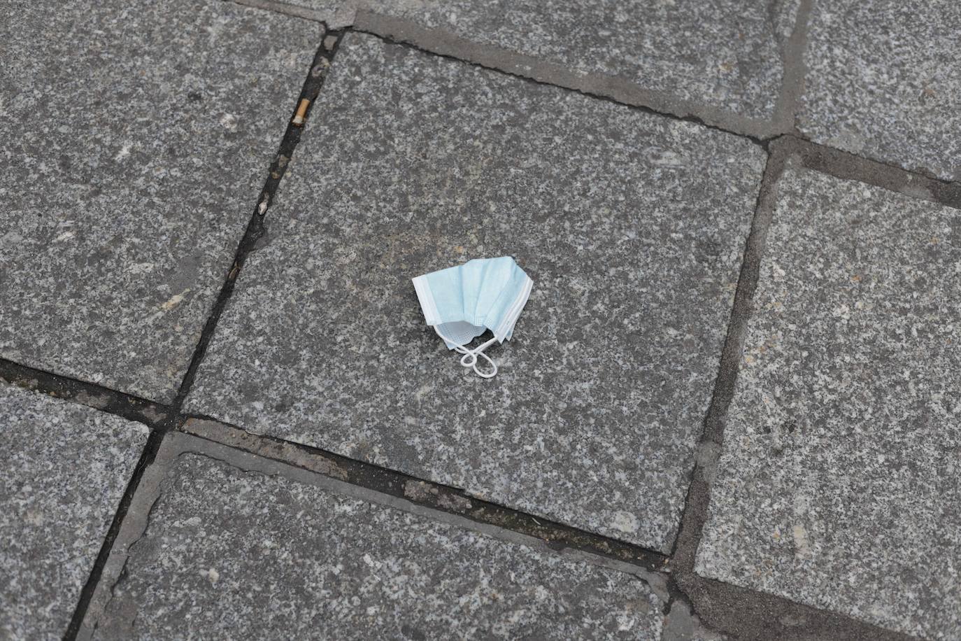 Mascarilla en el suelo de la Calle Toro