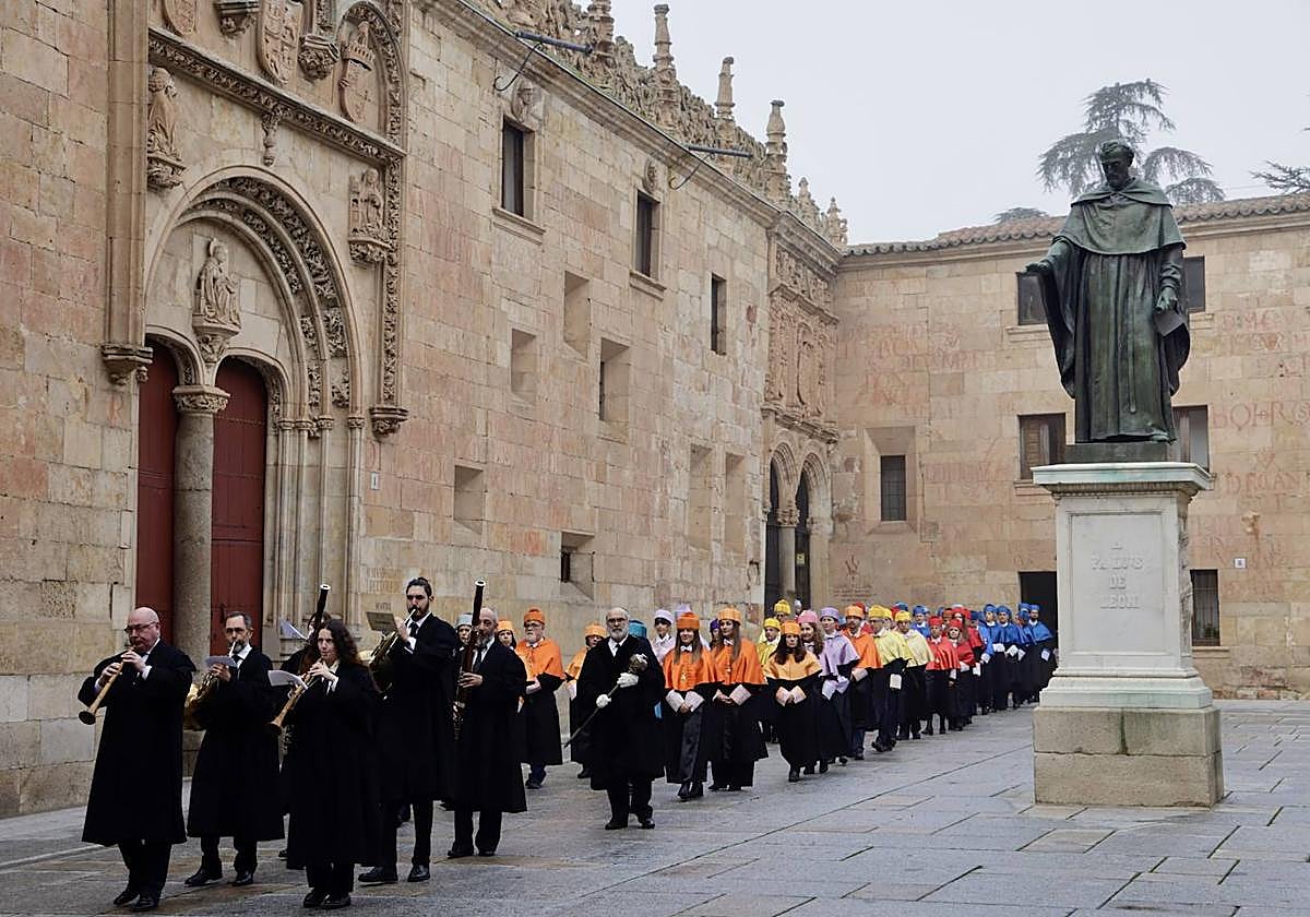Un momento de la ceremonia en el Patio de Escuelas.
