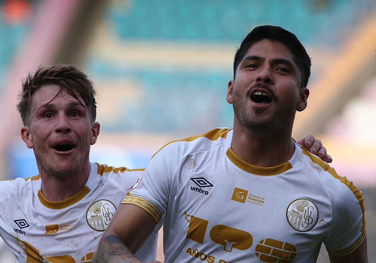 Martín Galván celebra el gol inicial del partido