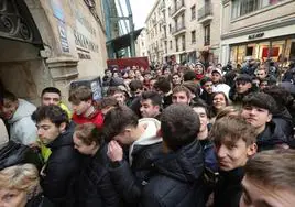 Adolescentes en la larga cola para conseguir una entrada para el partido de Unionistas frente al FC Barcelona
