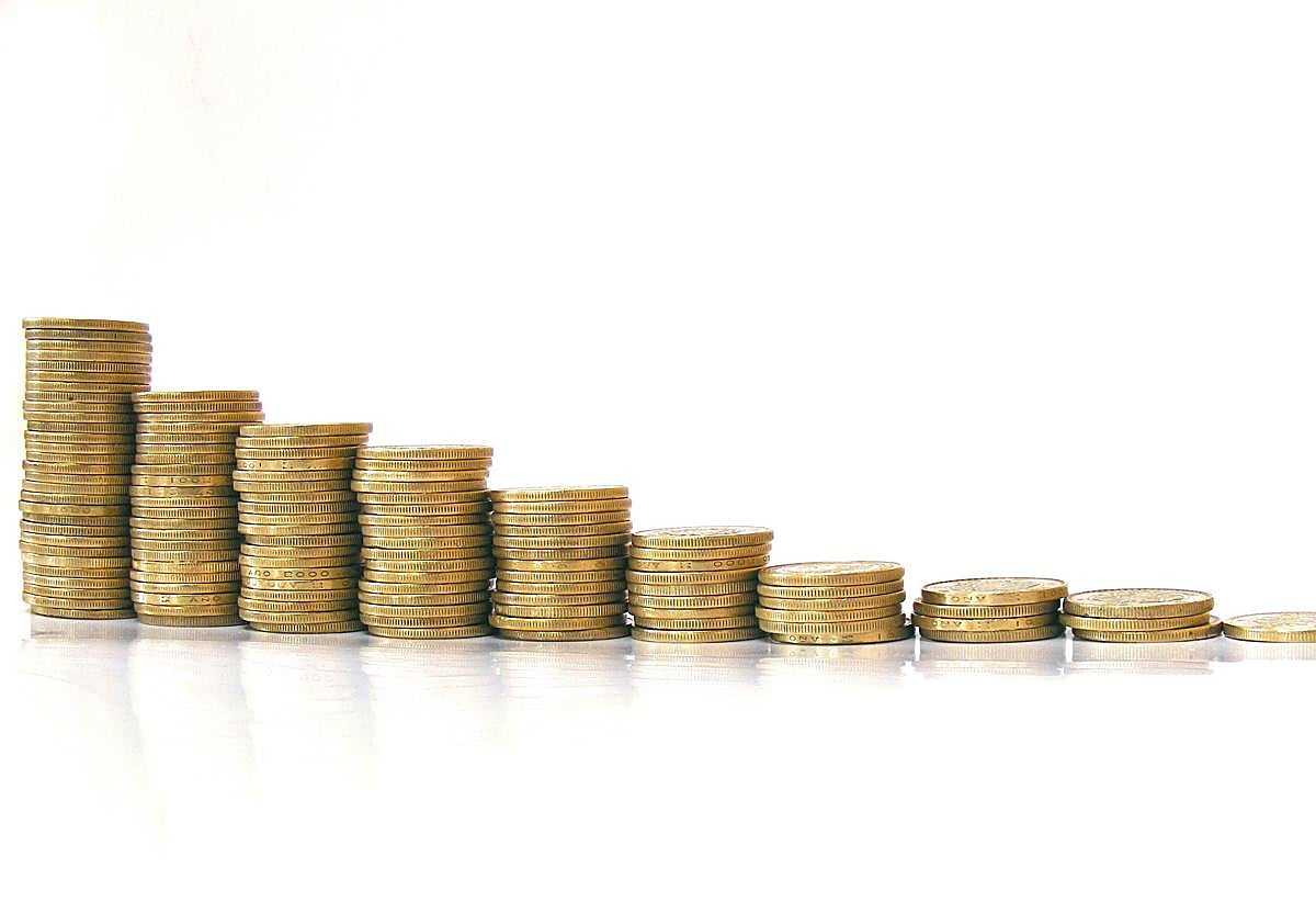 Monedas colocadas por montones de manera descendente.