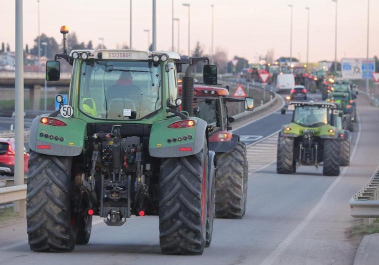 Decenas de tractores colapsan las carreteras de acceso a la autovía