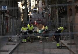 Varios trabajadores en una obra en Salamanca.